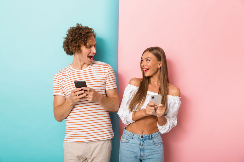 Sexting and Swinging: The Do’s and Don’ts of Sexting with Another Couple