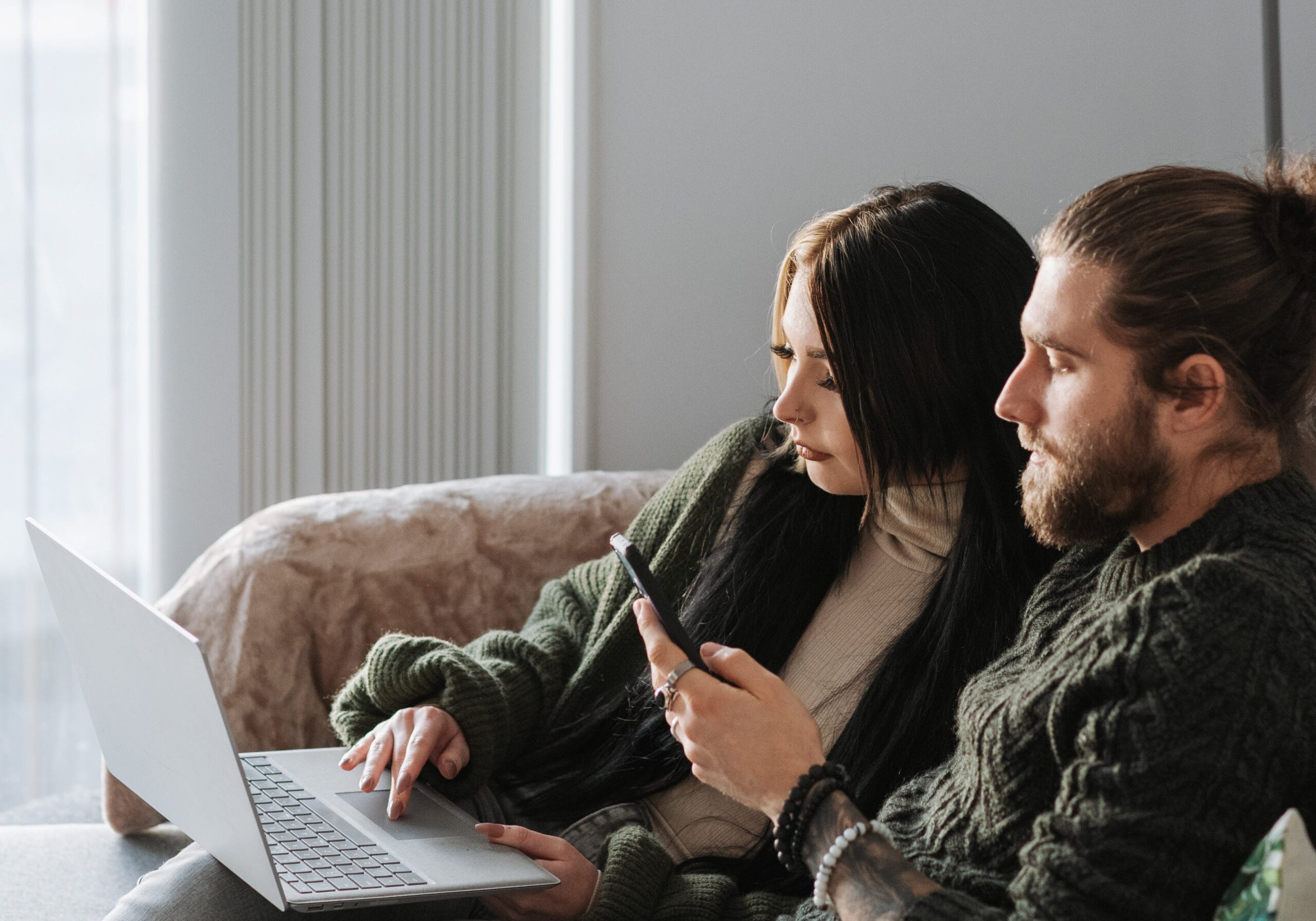 Swinger Lifestyle and Social Media: Do’s and Don’ts