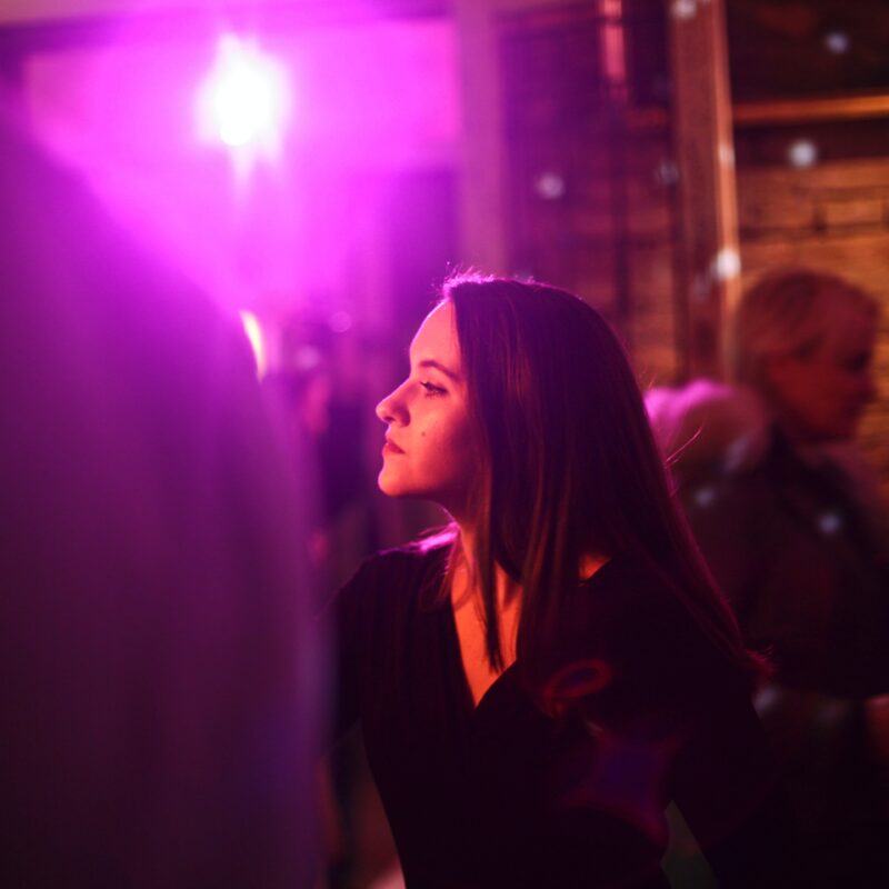 Balancing Discretion with Exploration in Swingers Clubs