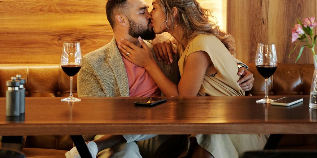 kissing in the restaurant