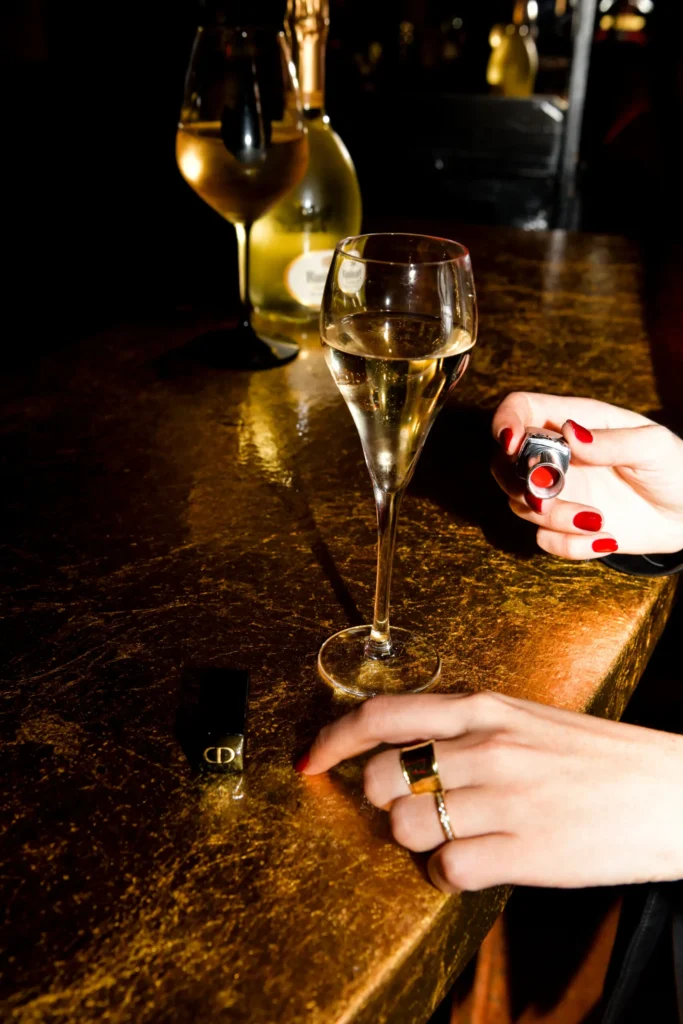 An image of wine in the table 