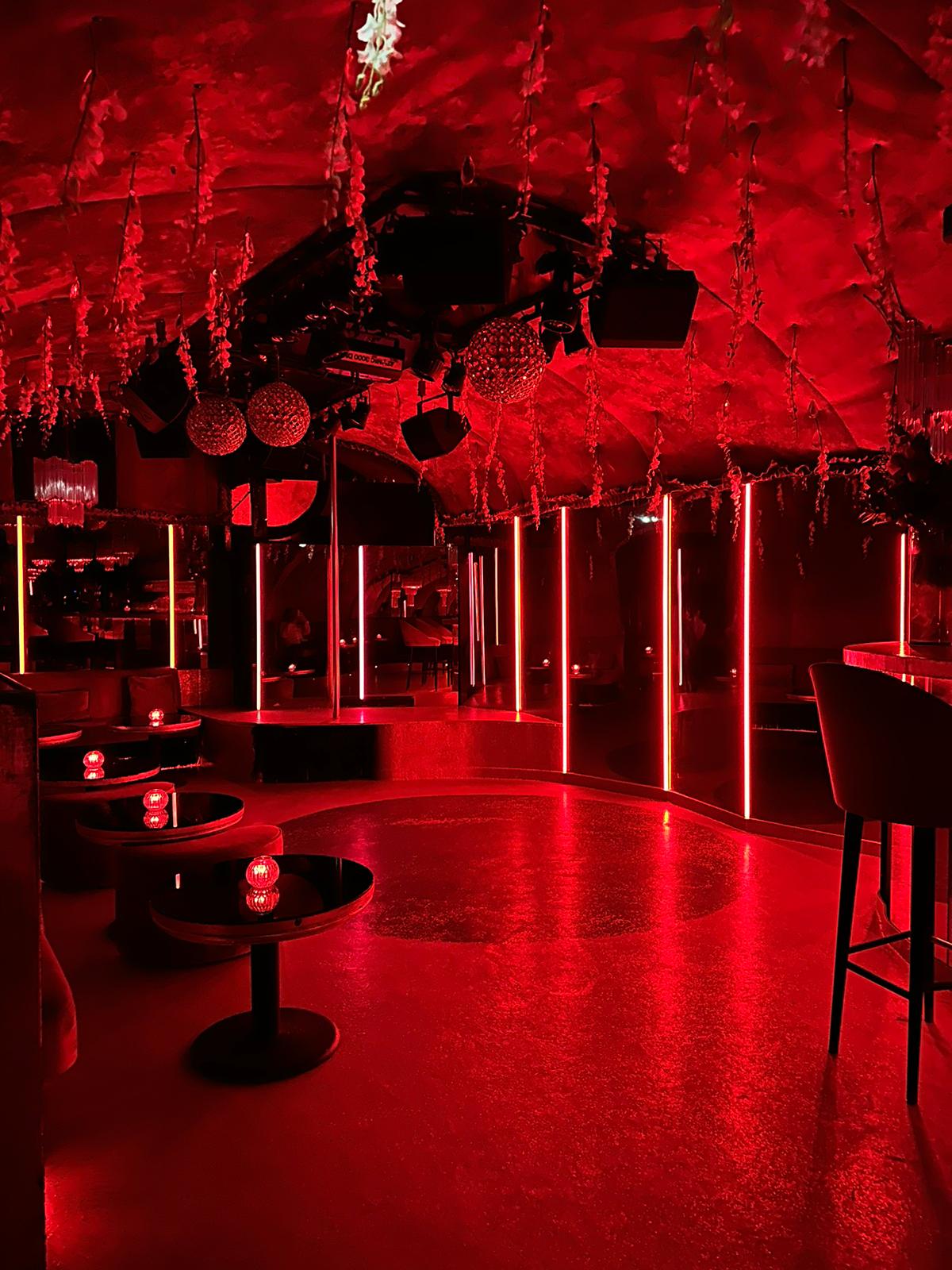 Discover Les Chandelles Swingers Club in Paris