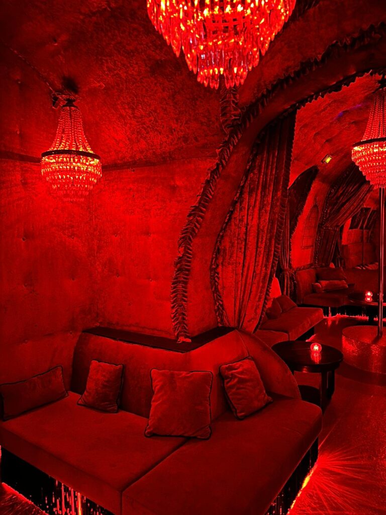 An image of the Les Chandelles club