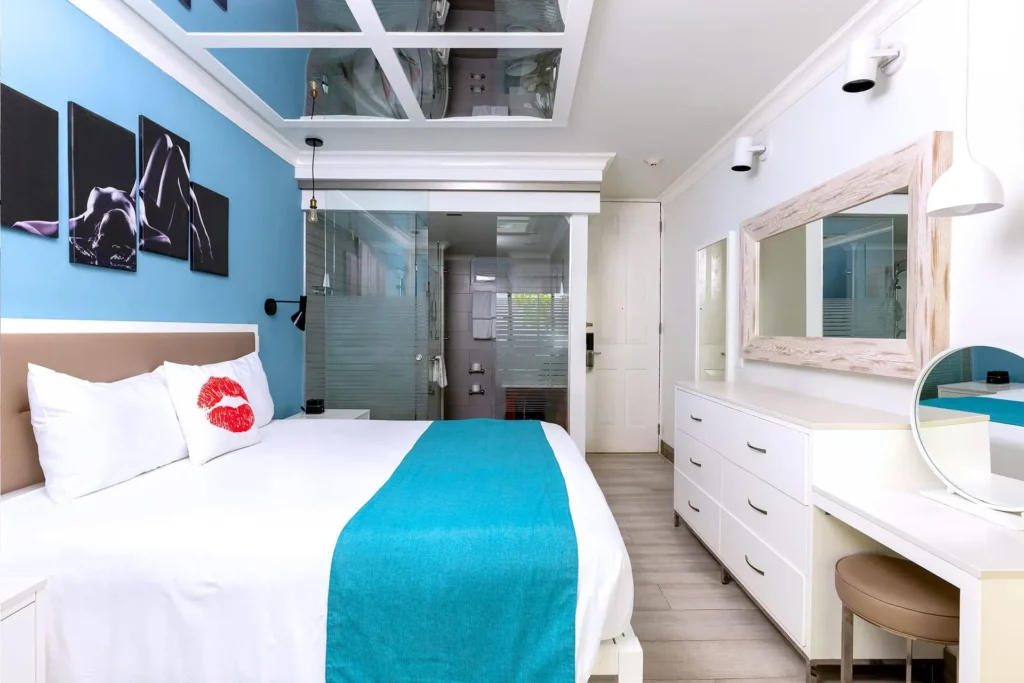 Picture of one of the suites at Hedonism II