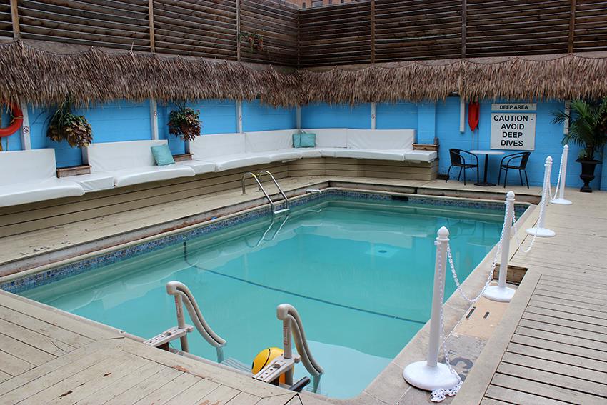 Oasis Aqualounge pool