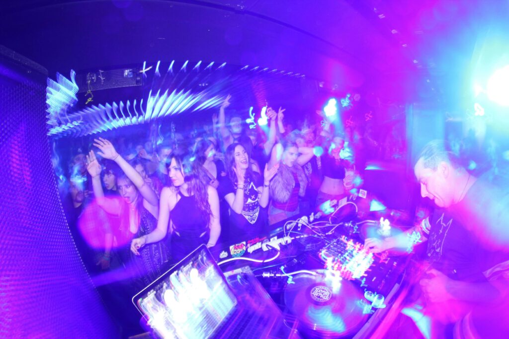 People are dancing in the floor