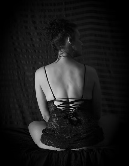 Woman sitting down in the bed