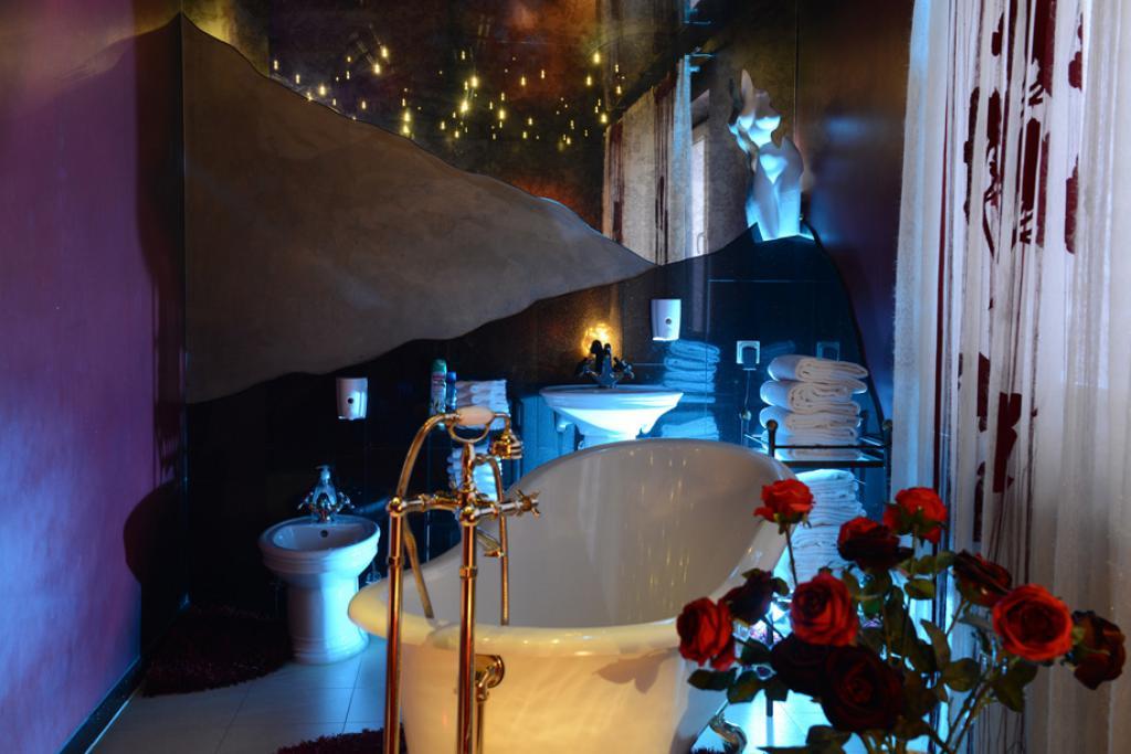 Bath tub in the big room