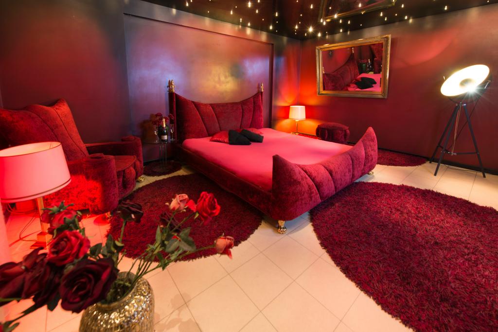 Big red bedroom with roses