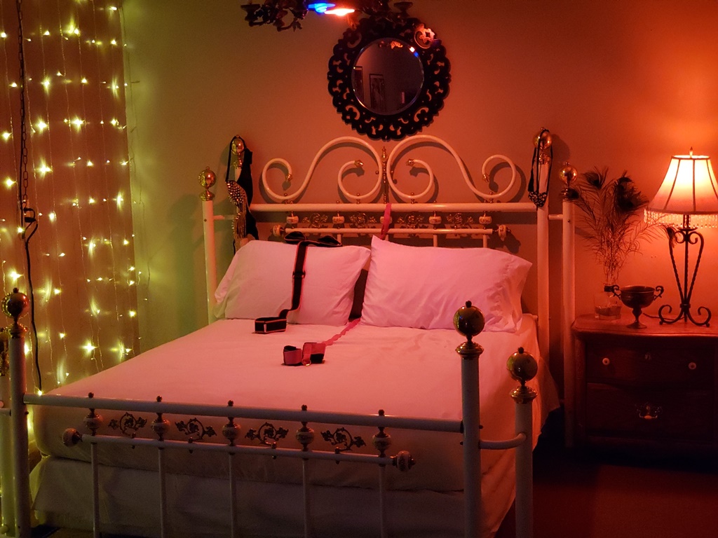 A very nice room in the club with mirror in the wall