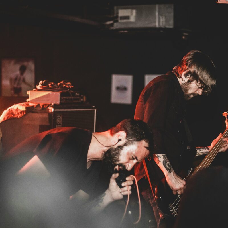 The man performing in the stage together with his band members