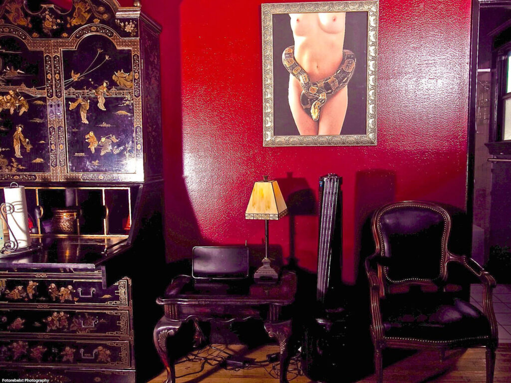 Big frame in the red wall