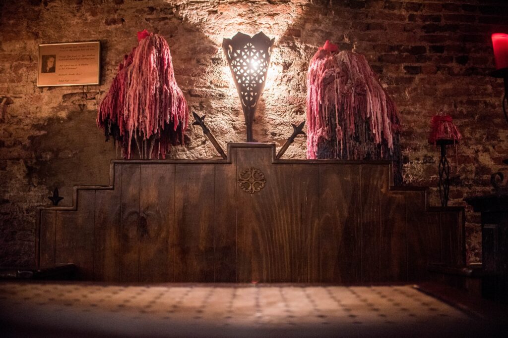 Decorations and lamp in the wall