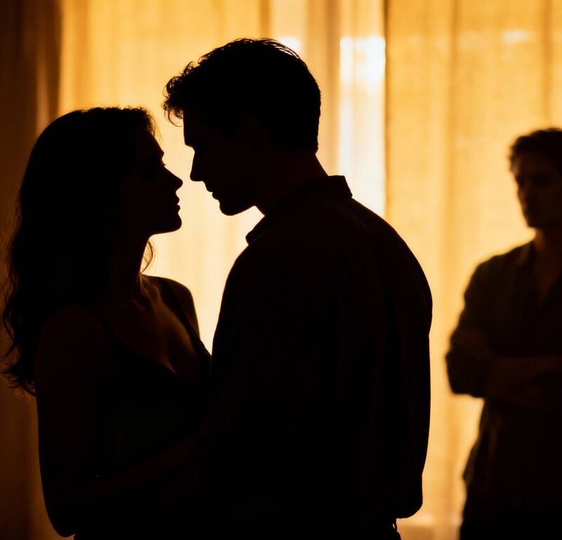 Couples in silhouette, intimate atmosphere, privacy.